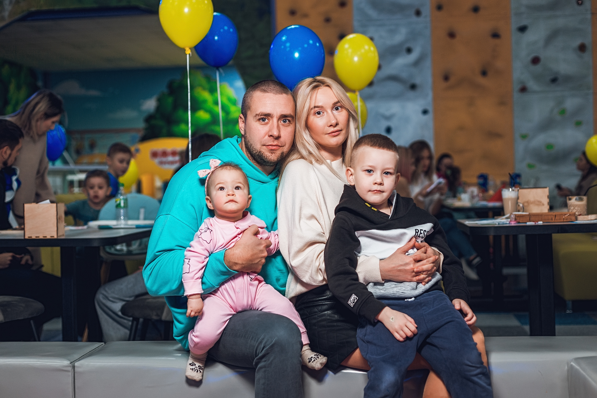 Щаслива сім’я у дитячому розважальному центрі